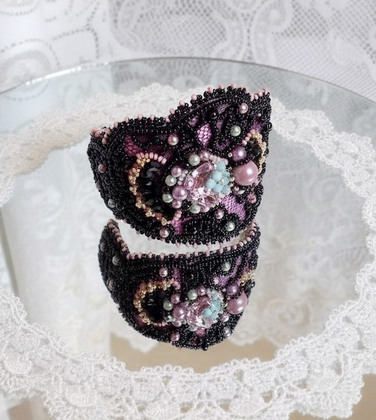 Bracelet Marquise manchette cr&eacute;&eacute; avec dentelle ancienne, rondes nacr&eacute;es, poires facett&eacute;es et perles Cristal Swarovski