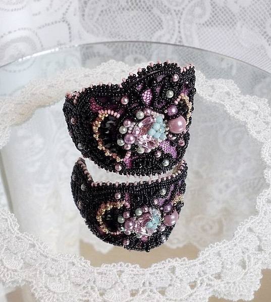 Bracelet Marquise manchette cr&eacute;&eacute; avec dentelle ancienne, rondes nacr&eacute;es, poires facett&eacute;es et perles Cristal Swarovski