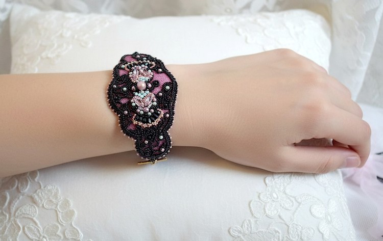Bracelet Marquise manchette cr&eacute;&eacute; avec dentelle ancienne, rondes nacr&eacute;es, poires facett&eacute;es et perles Cristal Swarovski