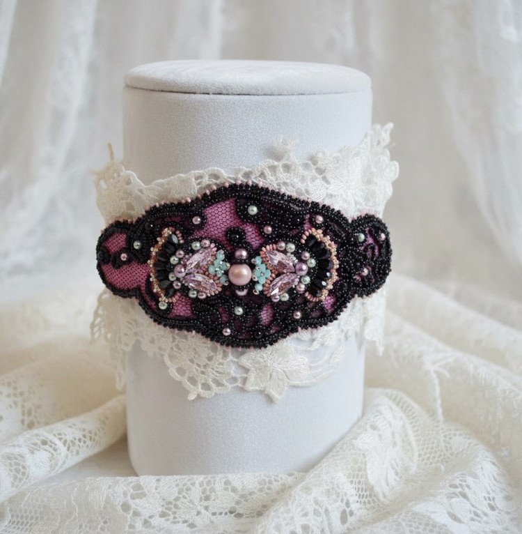 Bracelet Marquise manchette cr&eacute;&eacute; avec dentelle ancienne, rondes nacr&eacute;es, poires facett&eacute;es et perles Cristal Swarovski