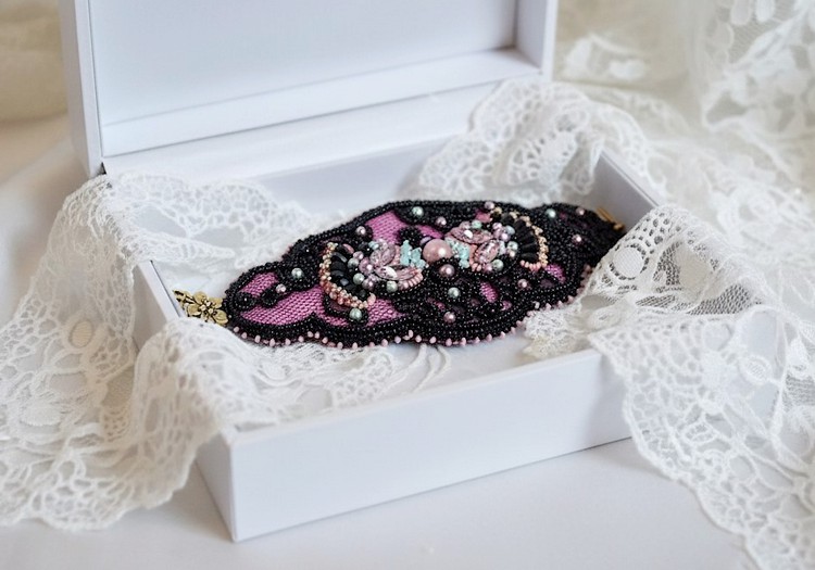 Bracelet Marquise manchette cr&eacute;&eacute; avec dentelle ancienne, rondes nacr&eacute;es, poires facett&eacute;es et perles Cristal Swarovski
