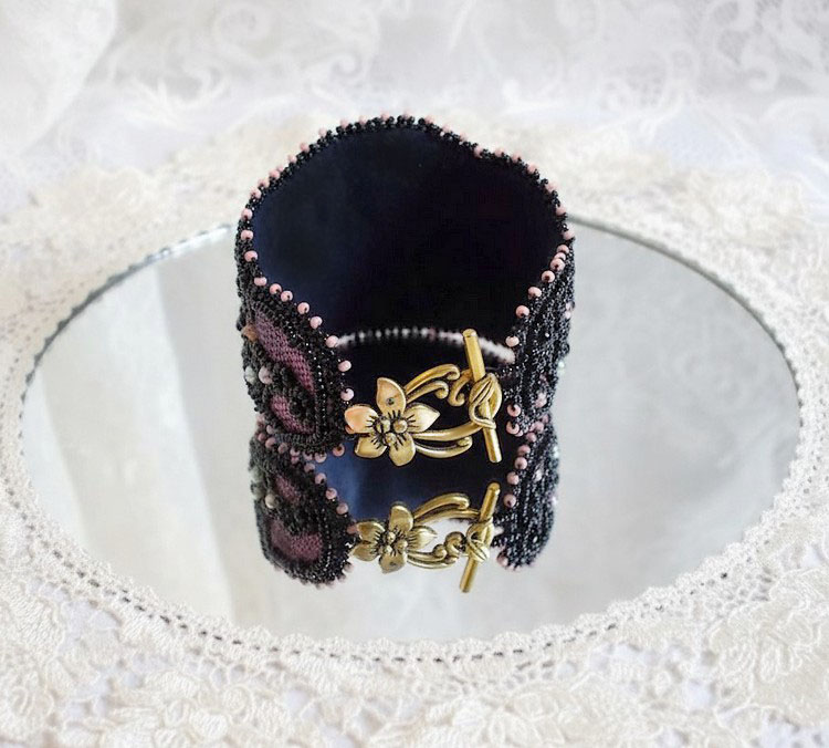 Bracelet Marquise manchette cr&eacute;&eacute; avec dentelle ancienne, rondes nacr&eacute;es, poires facett&eacute;es et perles Cristal Swarovski