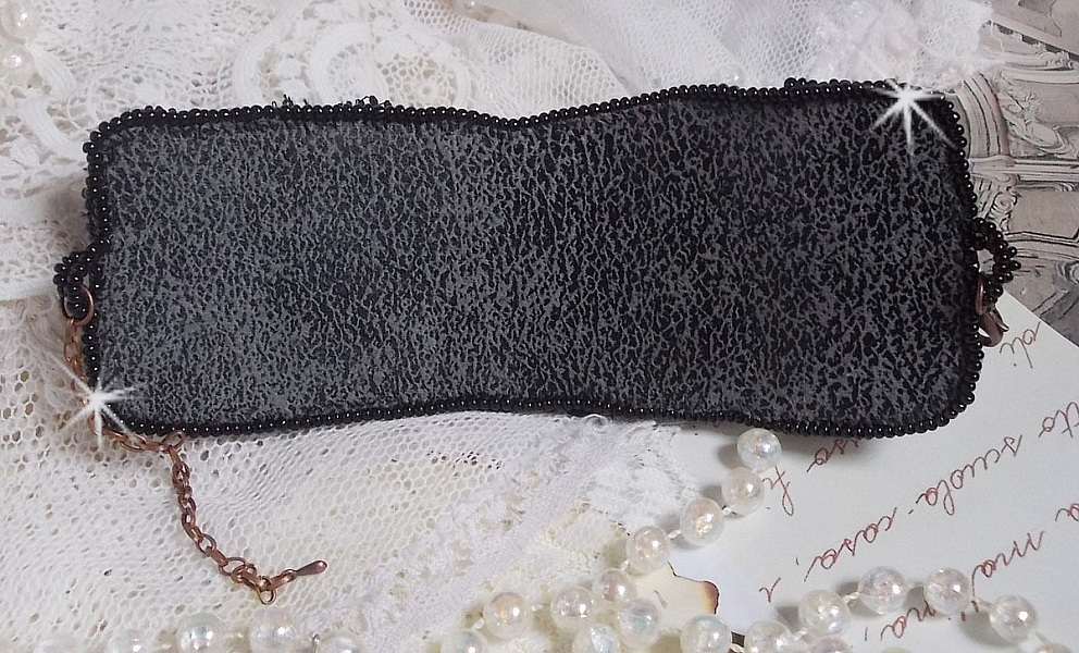 Bracelet manchette Midnight Daisy, rien que des perles nacr&eacute;es et des fleurs.