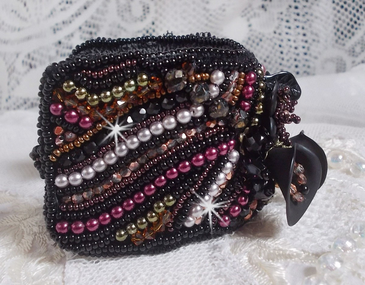 Bracelet manchette Midnight Daisy, rien que des perles nacr&eacute;es et des fleurs.