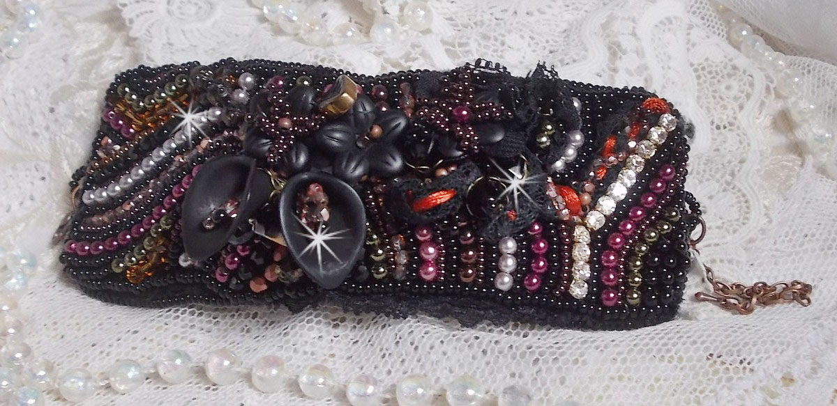 Bracelet manchette Midnight Daisy, rien que des perles nacr&eacute;es et des fleurs.