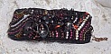 Bracelet manchette Midnight Daisy, rien que des perles nacr&eacute;es et des fleurs.