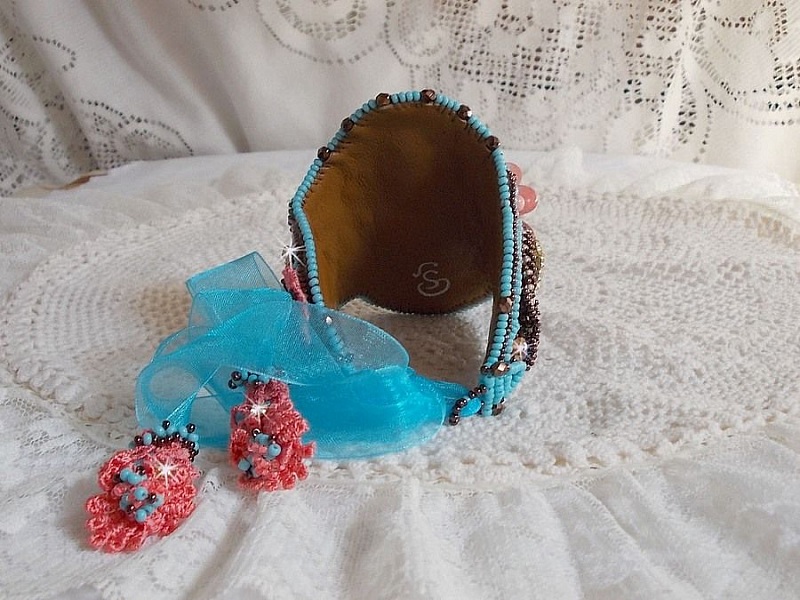 Bracelet Na&iuml;ade manchette Haute-Couture brod&eacute; des cabochons en Turquoise, une dentelle rose tr&egrave;s ancienne, des perles de gemmes : Les Corail Light et des rocailles 
