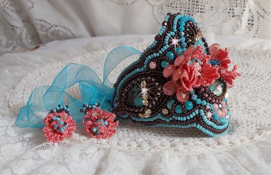 Bracelet Na&iuml;ade manchette Haute-Couture brod&eacute; des cabochons en Turquoise, une dentelle rose tr&egrave;s ancienne, des perles de gemmes : Les Corail Light et des rocailles 