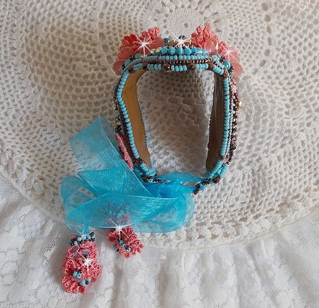 Bracelet Na&iuml;ade manchette Haute-Couture brod&eacute; des cabochons en Turquoise, une dentelle rose tr&egrave;s ancienne, des perles de gemmes : Les Corail Light et des rocailles 