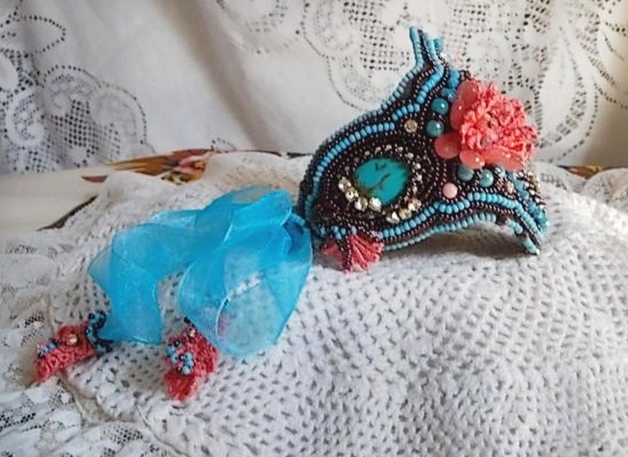 Bracelet Na&iuml;ade manchette Haute-Couture brod&eacute; des cabochons en Turquoise, une dentelle rose tr&egrave;s ancienne, des perles de gemmes : Les Corail Light et des rocailles 