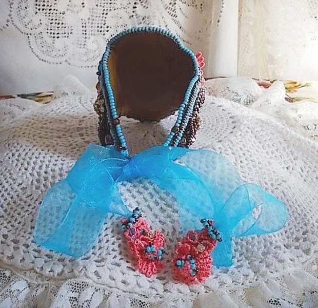 Bracelet Na&iuml;ade manchette Haute-Couture brod&eacute; des cabochons en Turquoise, une dentelle rose tr&egrave;s ancienne, des perles de gemmes : Les Corail Light et des rocailles 