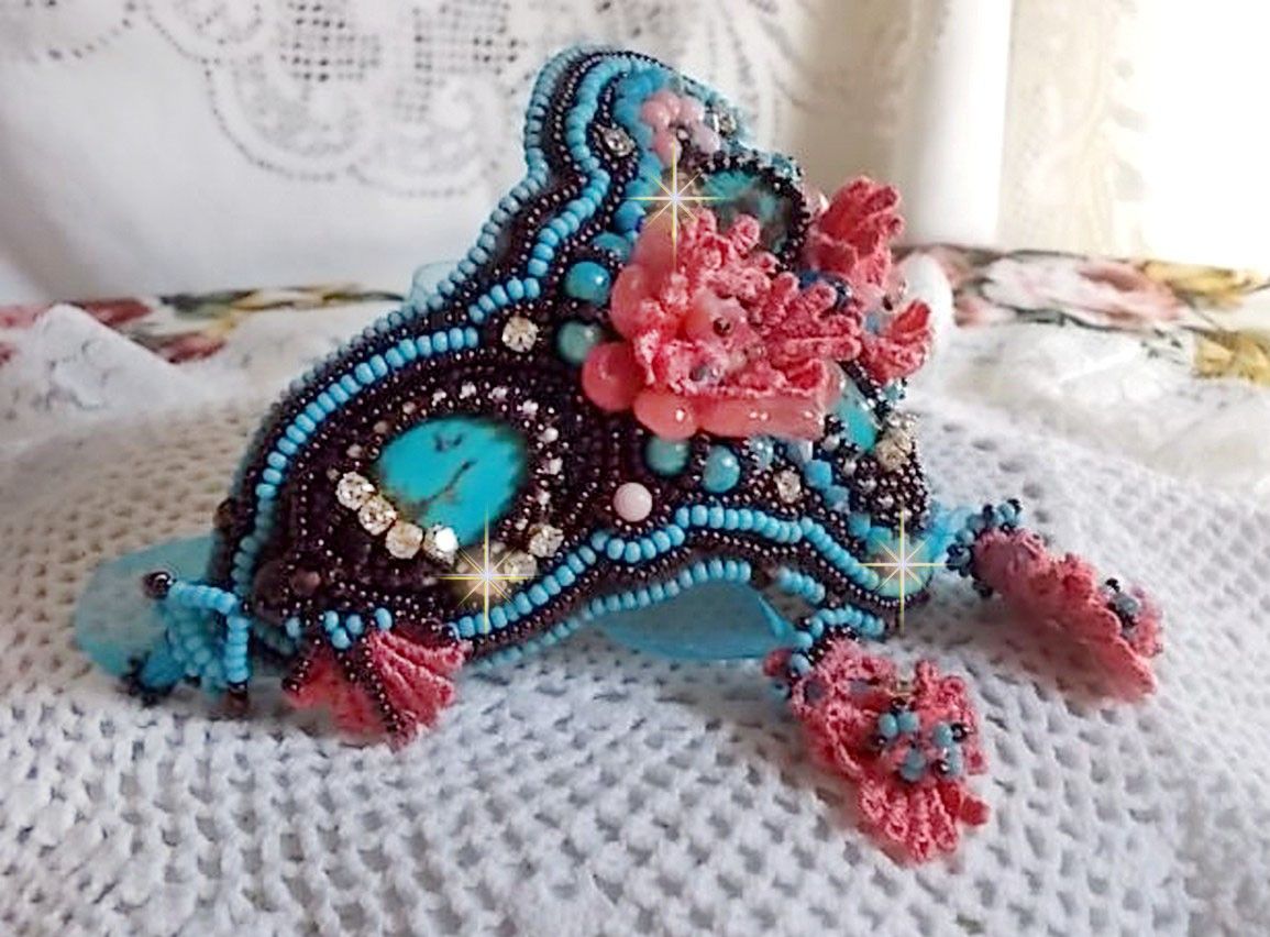 Bracelet Na&iuml;ade manchette Haute-Couture brod&eacute; des cabochons en Turquoise, une dentelle rose tr&egrave;s ancienne, des perles de gemmes : Les Corail Light et des rocailles 