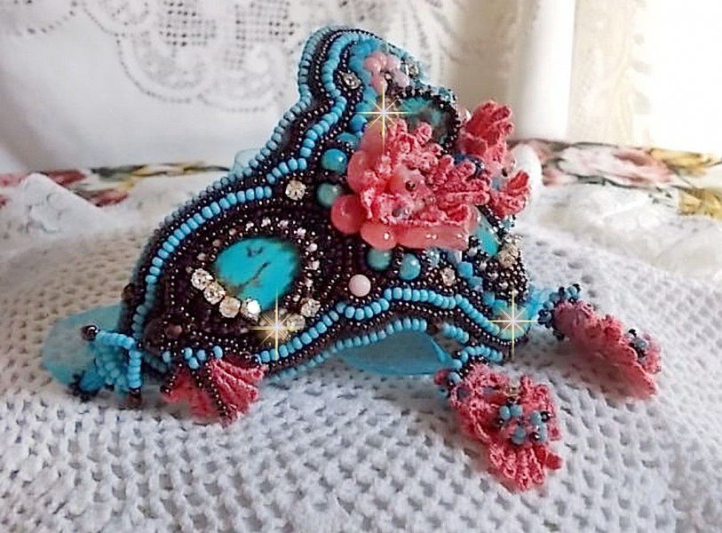 Bracelet Na&iuml;ade manchette Haute-Couture brod&eacute; des cabochons en Turquoise, une dentelle rose tr&egrave;s ancienne, des perles de gemmes : Les Corail Light et des rocailles 