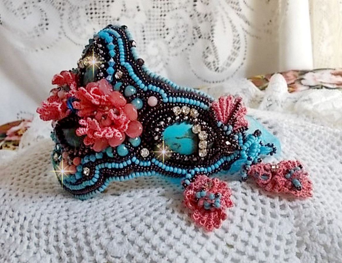 Bracelet Na&iuml;ade manchette Haute-Couture brod&eacute; des cabochons en Turquoise, une dentelle rose tr&egrave;s ancienne, des perles de gemmes : Les Corail Light et des rocailles 