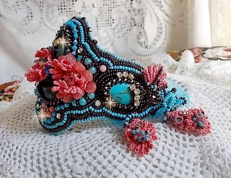 Bracelet Na&iuml;ade manchette Haute-Couture brod&eacute; des cabochons en Turquoise, une dentelle rose tr&egrave;s ancienne, des perles de gemmes : Les Corail Light et des rocailles 