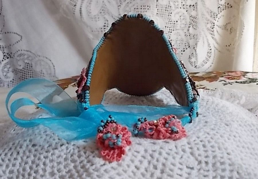 Bracelet Na&iuml;ade manchette Haute-Couture brod&eacute; des cabochons en Turquoise, une dentelle rose tr&egrave;s ancienne, des perles de gemmes : Les Corail Light et des rocailles 