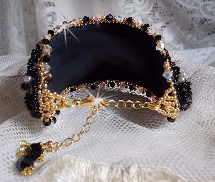 Bracelet Noir Sacr&eacute; Haute Couture brod&eacute; avec des cristaux : navette, h&eacute;lix Bead,, toupies, breloque fleur strass&eacute;e,  perles rondes nacr&eacute;es Verre et rocailles. Les couleurs sont le Noir, Blanc et Dor&eacute;