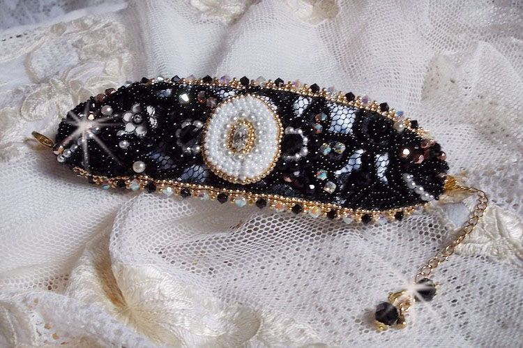 Bracelet Noir Sacr&eacute; Haute Couture brod&eacute; avec des cristaux : navette, h&eacute;lix Bead,, toupies, breloque fleur strass&eacute;e,  perles rondes nacr&eacute;es Verre et rocailles. Les couleurs sont le Noir, Blanc et Dor&eacute;