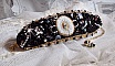 Bracelet Noir Sacr&eacute; Haute Couture brod&eacute; avec des cristaux : navette, h&eacute;lix Bead,, toupies, breloque fleur strass&eacute;e,  perles rondes nacr&eacute;es Verre et rocailles. Les couleurs sont le Noir, Blanc et Dor&eacute;