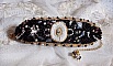 Bracelet Noir Sacr&eacute; Haute Couture brod&eacute; avec des cristaux : navette, h&eacute;lix Bead,, toupies, breloque fleur strass&eacute;e,  perles rondes nacr&eacute;es Verre et rocailles. Les couleurs sont le Noir, Blanc et Dor&eacute;