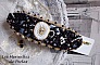 Bracelet Noir Sacr&eacute; Haute Couture brod&eacute; avec des cristaux : navette, h&eacute;lix Bead,, toupies, breloque fleur strass&eacute;e,  perles rondes nacr&eacute;es Verre et rocailles. Les couleurs sont le Noir, Blanc et Dor&eacute;