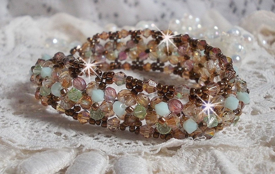 Bracelet artisanal en perles Swarovski et verre de bohème.