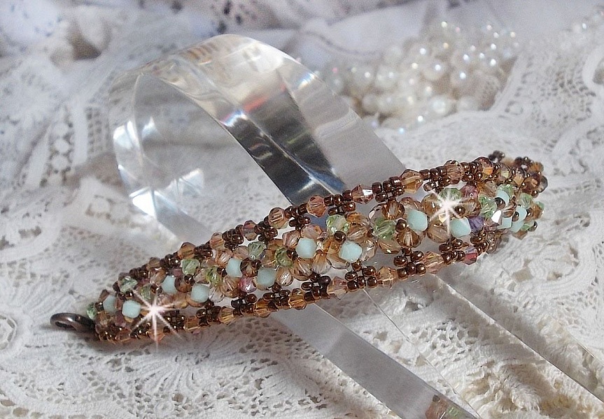 Bracelet Nénuphar artisanal en cristaux Swarovski et perles bohèmes.