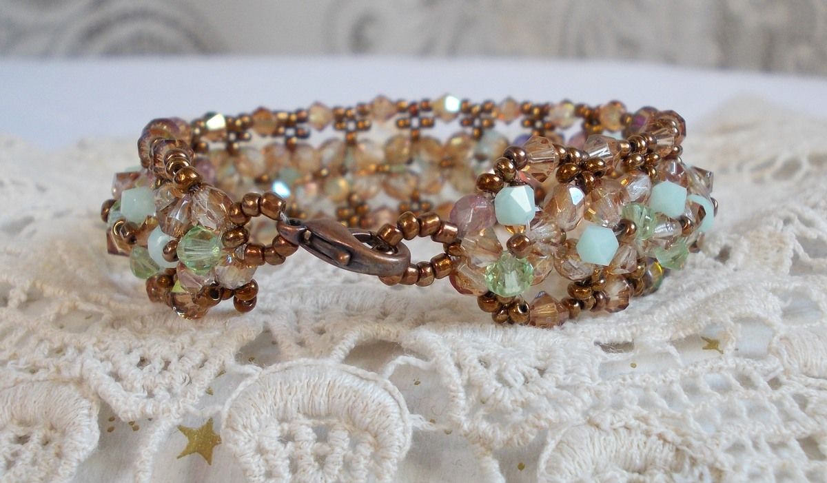 Bracelet artisanal Nénuphar en cristaux Swarovski et perles bohèmes.