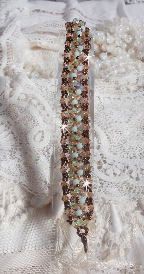 Bracelet artisanal Nénuphar en cristaux Swarovski et perles bohèmes.
