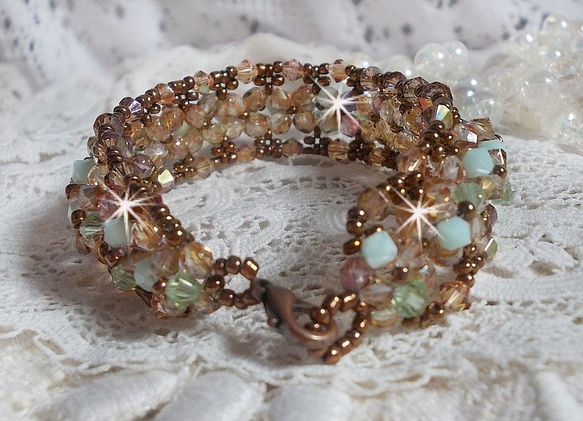 Bracelet artisanal en cristaux Swarovski vert d'eau et dorés.