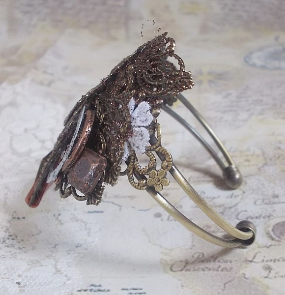 Bracelet Ombre Naviguant cr&eacute;&eacute;e avec du cuir de couleur Cognac, fleur en tissu, des accessoires de couleur Bronze, Cuivre, Noir avec des breloques