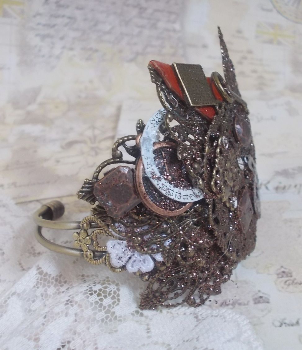 Bracelet Ombre Naviguant cr&eacute;&eacute;e avec du cuir de couleur Cognac, fleur en tissu, des accessoires de couleur Bronze, Cuivre, Noir avec des breloques
