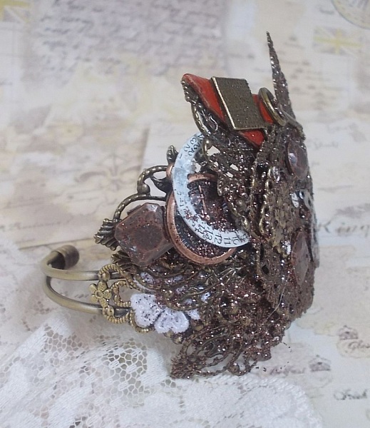 Bracelet Ombre Naviguant cr&eacute;&eacute;e avec du cuir de couleur Cognac, fleur en tissu, des accessoires de couleur Bronze, Cuivre, Noir avec des breloques