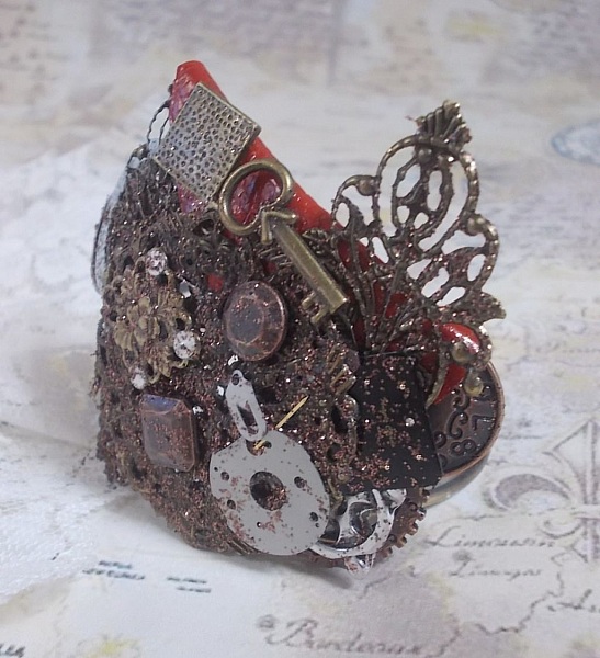 Bracelet Ombre Naviguant cr&eacute;&eacute;e avec du cuir de couleur Cognac, fleur en tissu, des accessoires de couleur Bronze, Cuivre, Noir avec des breloques