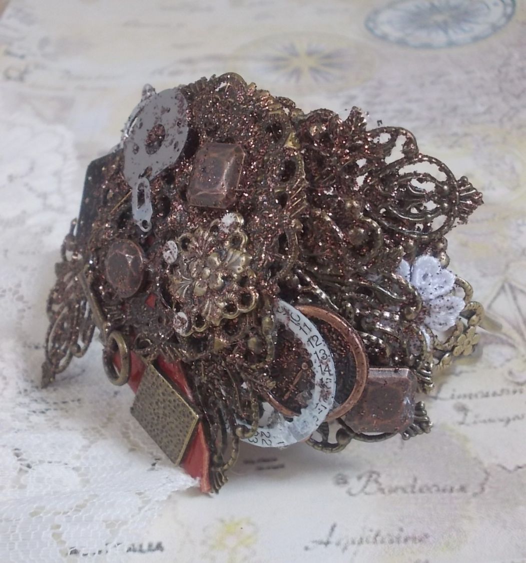 Bracelet Ombre Naviguant cr&eacute;&eacute;e avec du cuir de couleur Cognac, fleur en tissu, des accessoires de couleur Bronze, Cuivre, Noir avec des breloques