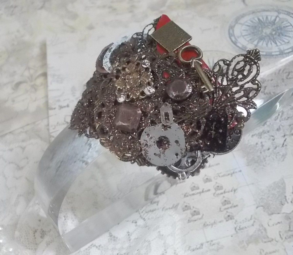 Bracelet Ombre Naviguant cr&eacute;&eacute;e avec du cuir de couleur Cognac, fleur en tissu, des accessoires de couleur Bronze, Cuivre, Noir avec des breloques