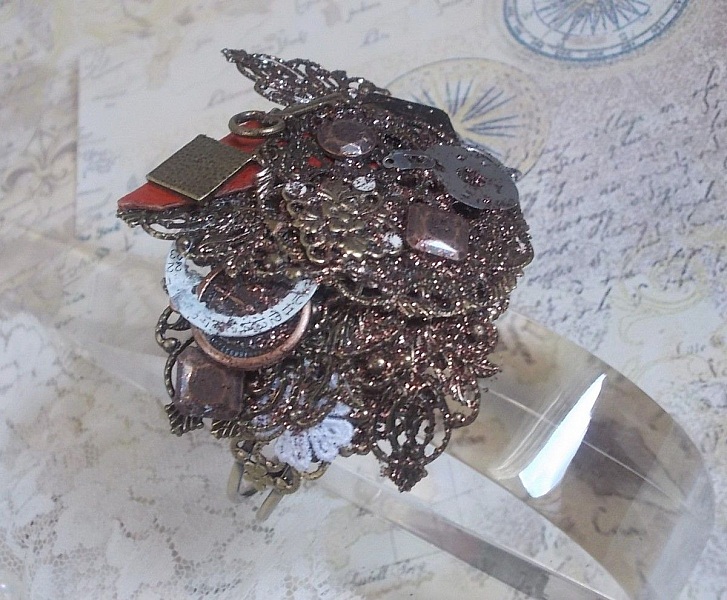 Bracelet Ombre Naviguant cr&eacute;&eacute;e avec du cuir de couleur Cognac, fleur en tissu, des accessoires de couleur Bronze, Cuivre, Noir avec des breloques