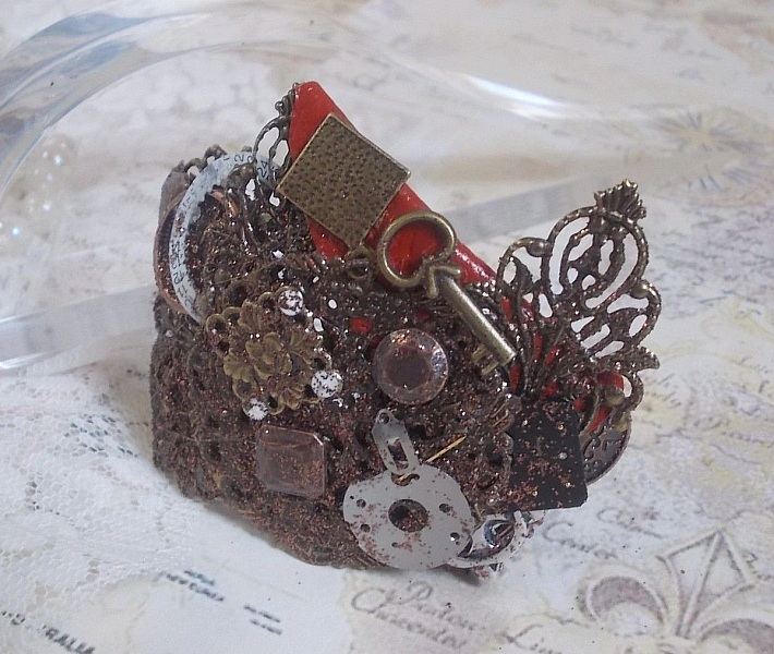 Bracelet Ombre Naviguant cr&eacute;&eacute;e avec du cuir de couleur Cognac, fleur en tissu, des accessoires de couleur Bronze, Cuivre, Noir avec des breloques