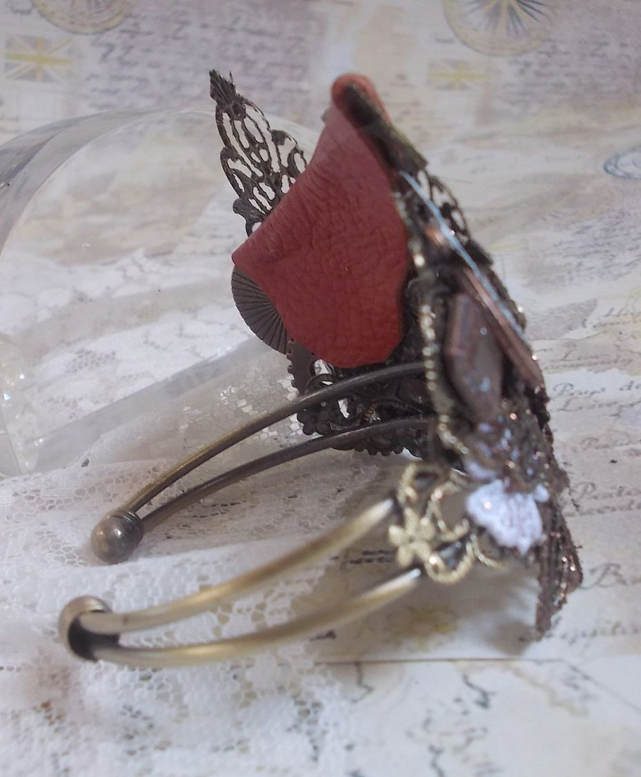 Bracelet Ombre Naviguant cr&eacute;&eacute;e avec du cuir de couleur Cognac, fleur en tissu, des accessoires de couleur Bronze, Cuivre, Noir avec des breloques