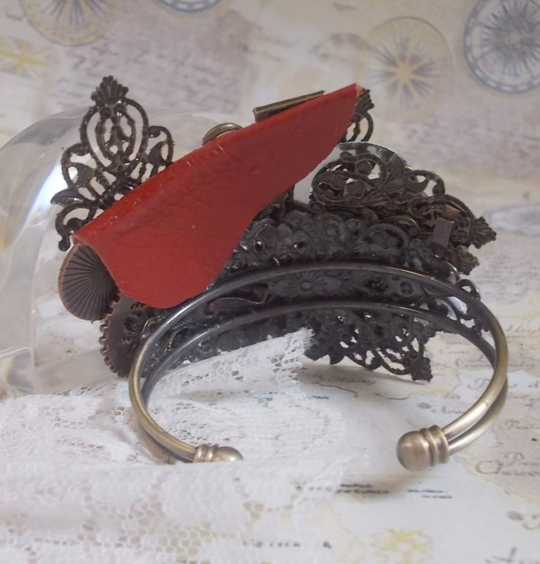 Bracelet Ombre Naviguant cr&eacute;&eacute;e avec du cuir de couleur Cognac, fleur en tissu, des accessoires de couleur Bronze, Cuivre, Noir avec des breloques