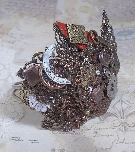 Bracelet Ombre Naviguant cr&eacute;&eacute;e avec du cuir de couleur Cognac, fleur en tissu, des accessoires de couleur Bronze, Cuivre, Noir avec des breloques