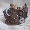 Bracelet Ombre Naviguant cr&eacute;&eacute;e avec du cuir de couleur Cognac, fleur en tissu, des accessoires de couleur Bronze, Cuivre, Noir avec des breloques