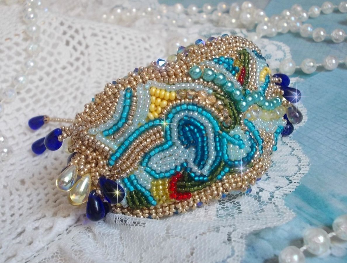 Bracelet Papillon Or Bleu brod&eacute; avec des Cristaux de Swarovski; des gouttes lisses, des facettes, des rocailles et un fermoir en Gold Filled 14 carats