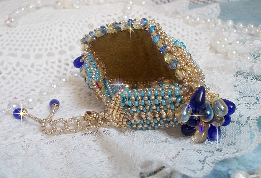 Bracelet Papillon Or Bleu brod&eacute; avec des Cristaux de Swarovski; des gouttes lisses, des facettes, des rocailles et un fermoir en Gold Filled 14 carats