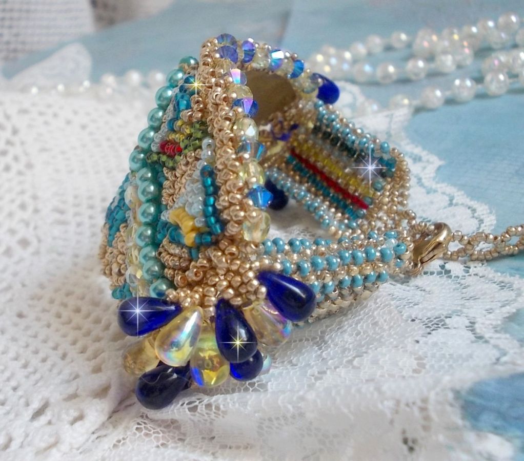 Bracelet Papillon Or Bleu brod&eacute; avec des Cristaux de Swarovski; des gouttes lisses, des facettes, des rocailles et un fermoir en Gold Filled 14 carats