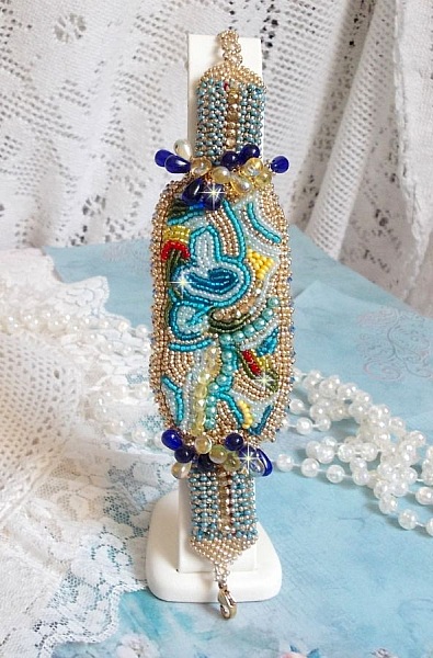 Bracelet Papillon Or Bleu brod&eacute; avec des Cristaux de Swarovski; des gouttes lisses, des facettes, des rocailles et un fermoir en Gold Filled 14 carats