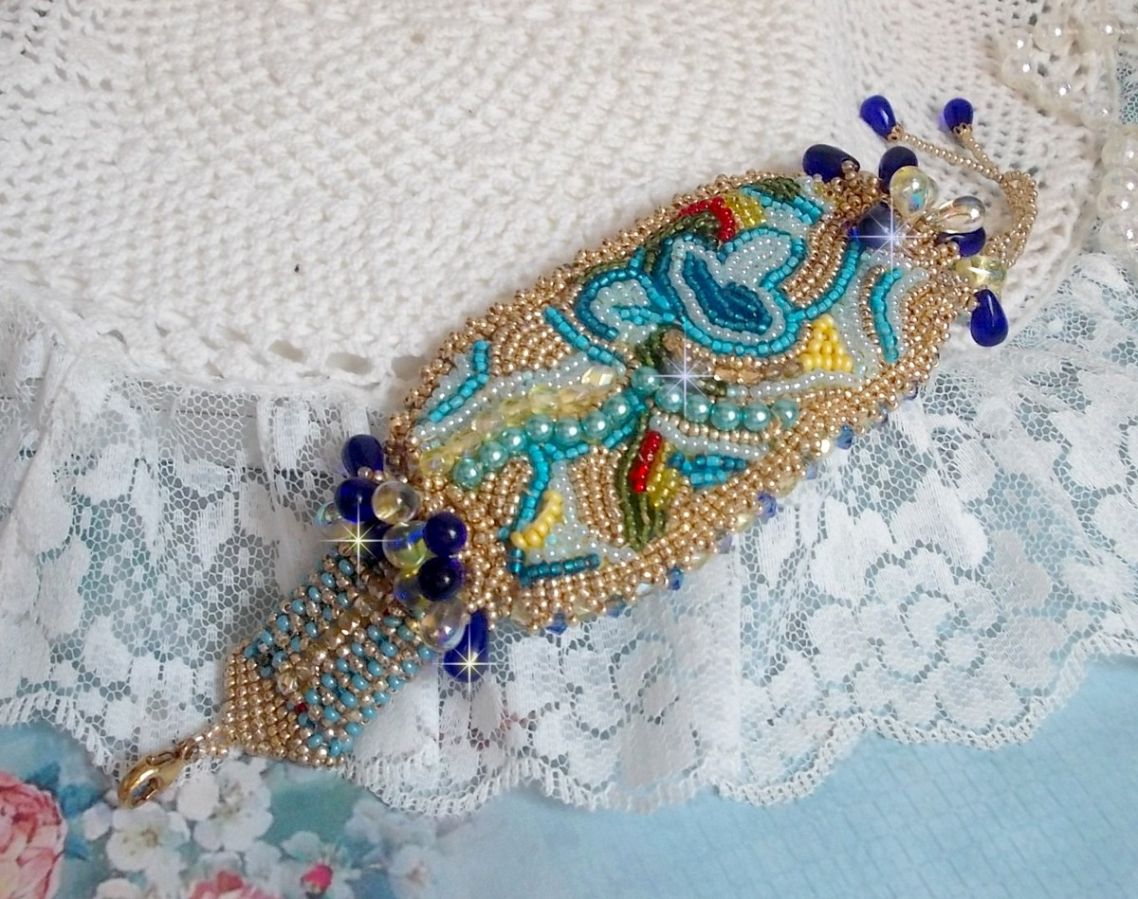 Bracelet Papillon Or Bleu brod&eacute; avec des Cristaux de Swarovski; des gouttes lisses, des facettes, des rocailles et un fermoir en Gold Filled 14 carats