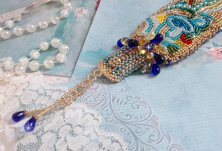 Bracelet Papillon Or Bleu brod&eacute; avec des Cristaux de Swarovski; des gouttes lisses, des facettes, des rocailles et un fermoir en Gold Filled 14 carats