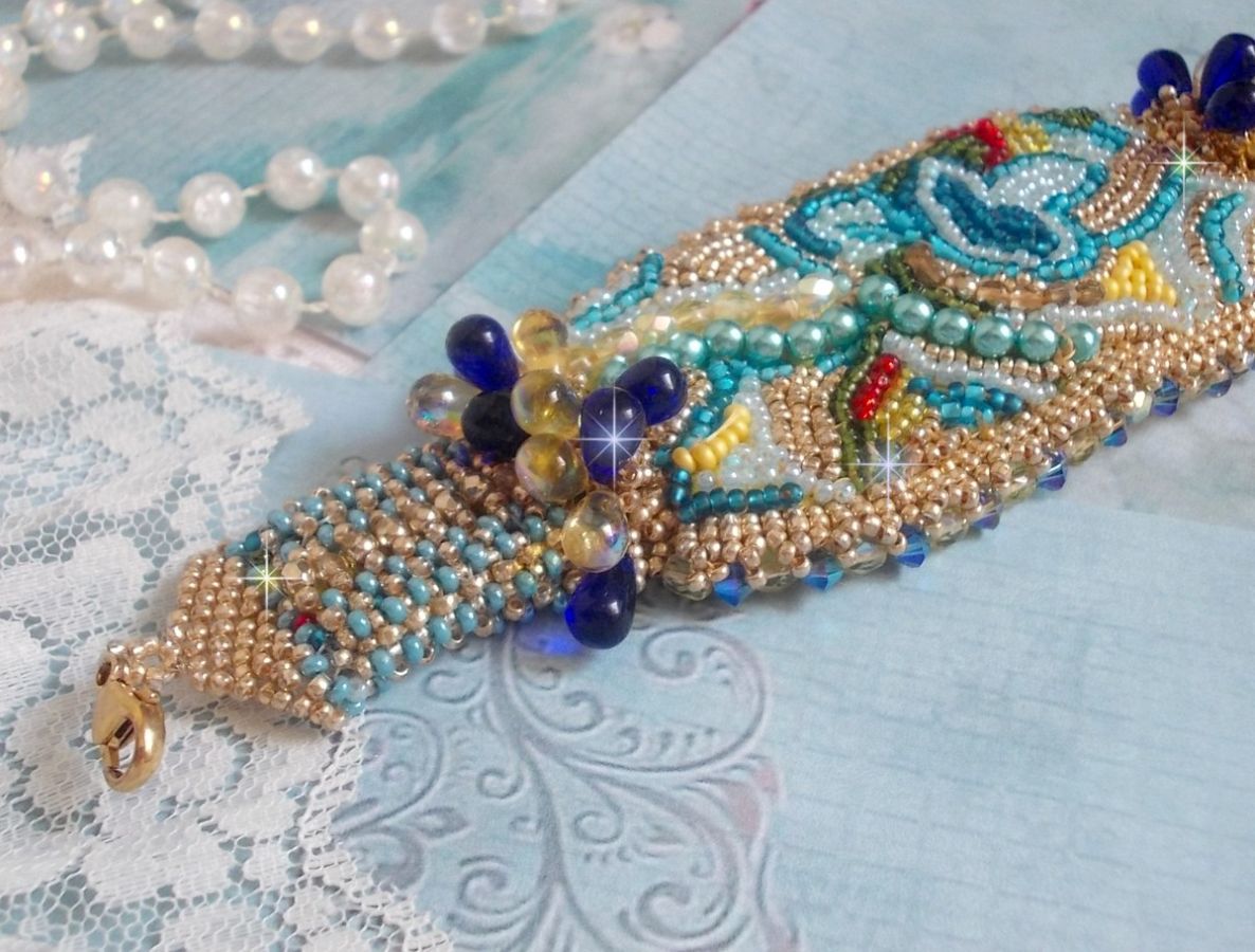 Bracelet Papillon Or Bleu brod&eacute; avec des Cristaux de Swarovski; des gouttes lisses, des facettes, des rocailles et un fermoir en Gold Filled 14 carats