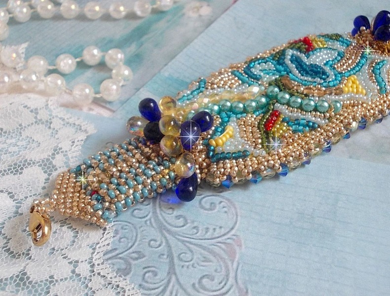 Bracelet Papillon Or Bleu brod&eacute; avec des Cristaux de Swarovski; des gouttes lisses, des facettes, des rocailles et un fermoir en Gold Filled 14 carats